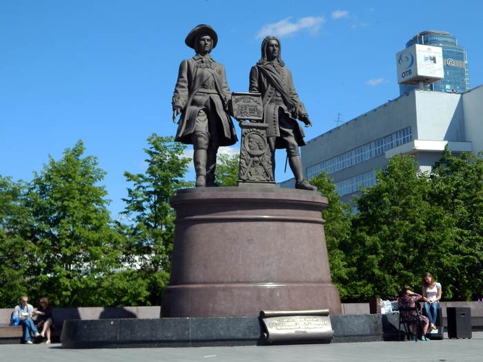 Памятник Татищеву и де Геннину в Екатеринбурге