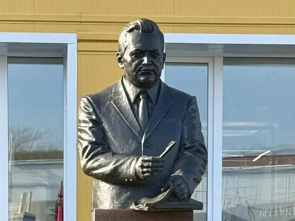 В Губахе открыли бюст Вениамина Артемьевича Хмелева